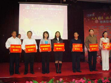 江岸區(qū)開展“九九重陽” 敬老愛老慈善助老公益活動(dòng)