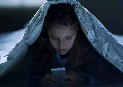 睡前看手機(jī)會(huì)帶來(lái)什么隱患