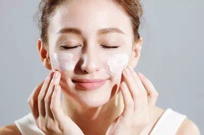 多次洗臉等于卸妝完成？ 警惕卸妝的7大誤區(qū)